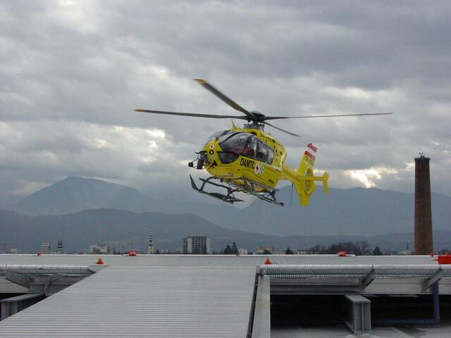 Der Mann wurde nach ärztlicher Erstversorgung vom Rettungshubschrauber in das Krankenhaus Zams geflogen. | Foto: KK