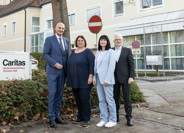 Landesrat Christian Dörfel, Leiterin des Betreuungs- und Pflegedienstes Daniela Nöstlinger, Heimleiterin Michaela Hubinger und Caritas OÖ-Direktor Franz Kehrer (v. li.). | Foto: Gerstmair/Land OÖ