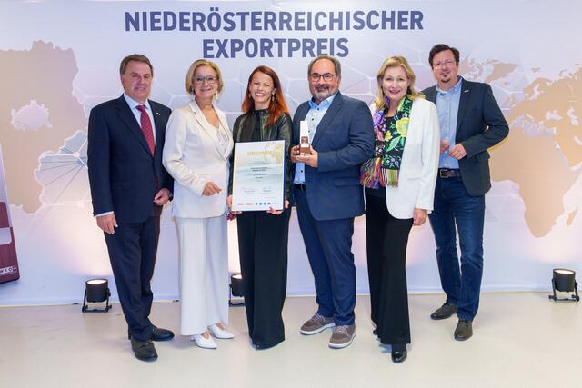 v.li.n.re.: WKNÖ-Präsident Wolfgang Ecker, LH Johanna Mikl-Leitner, Petra Wallner, Hans Pflügl, IV NÖ-Geschäftsführerin Michaela Roither und Holger Lang-Zmeck, WKNÖ-Bezirksstellenleiter Krems. | Foto: Josef Bollwein