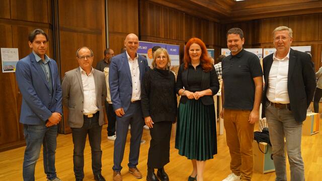 Eine gelungene Bildungsmesse: Abteilungsleiter West Christian Biendl , Dir. Helmut Pauli, Dir. Helmut Stecher von der HTL Anichstraße in Innsbruck, SQM Daniela Lehmann, LR Cornelia Hagele, Dir. Peter Vöhl, AV Thomas Netzer.  | Foto: Johanna Tamerl