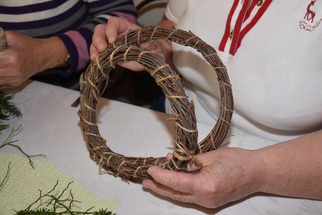 Die Reifen werden aus Birkenreisig geformt.  | Foto: Robert Zinterhof