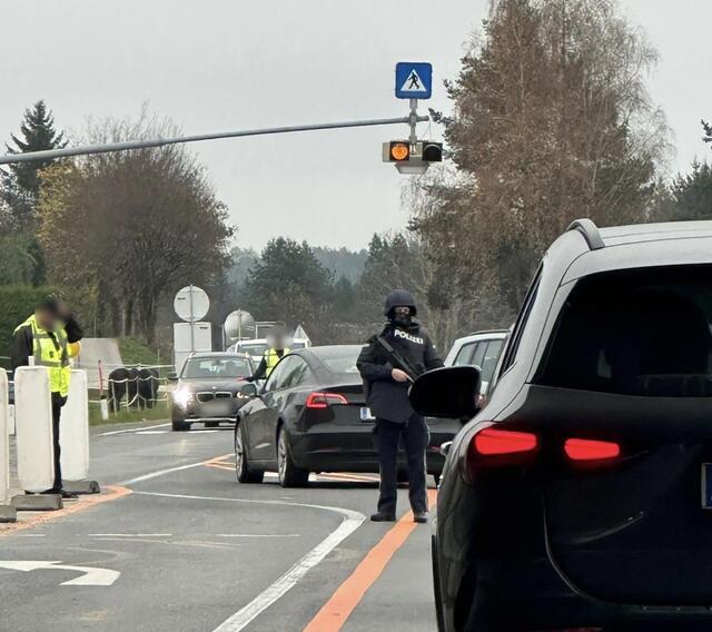 Bei der Autobahnauffahrt Wernberg wurde jedes Auto kontrolliert. | Foto: zVg