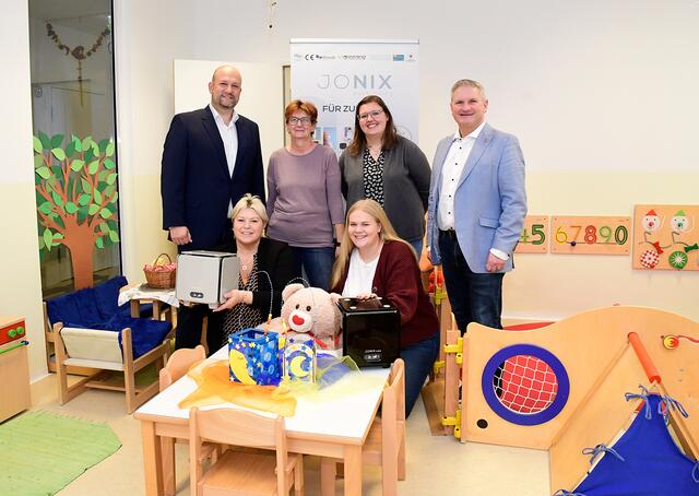 Admh-Geschäftsführer Markus Zelisko, Bürgermeister Christian Sander und Kinderkrippenleiterin in Hadersdorf, Sabine Preidler, mit ihrem Team.  | Foto: Stadtgemeinde Kindberg