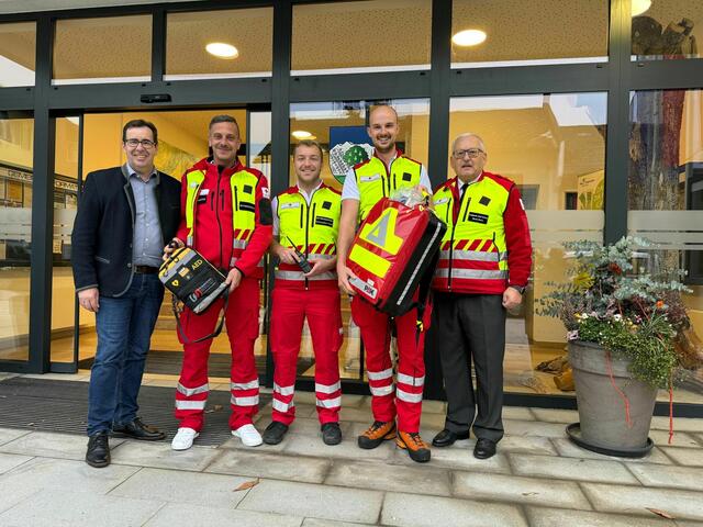 Von links: Andreas Hasenöhrl (Bürgermeister, Wals-Siezenheim), Alexander Maier, Christopher Fürst, Bernhard Schumacher und Werner Meissl (stv. Bezirksrettungskommandant). | Foto: Rotes Kreuz Salzburg