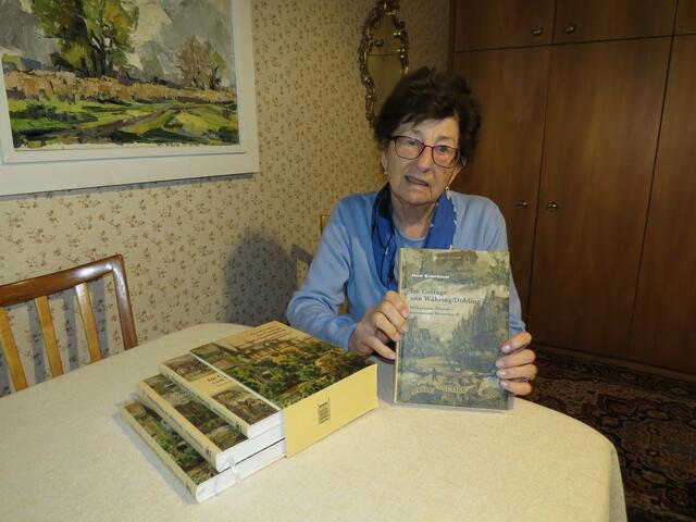 Heidi Brunnbauer mit der dreiteiligen Buchreihe über das grüne Cottageviertel von Währing und Döbling. | Foto: Sabine Krammer
