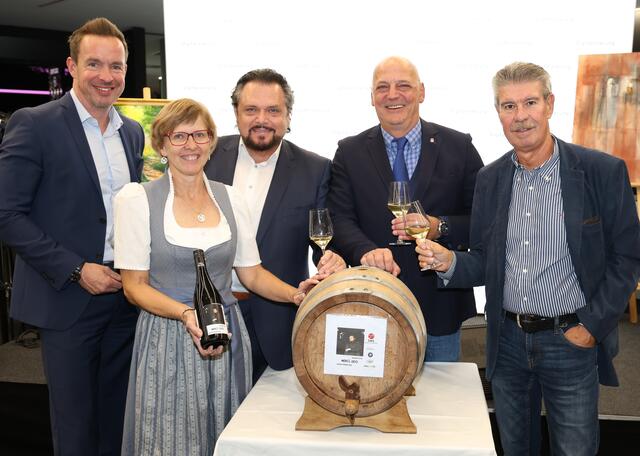Lukas Reutterer, Winzerin Martina Bauer, Weinpaten Werner Auer und Harald Suchanek und Franz Müllner. | Foto: Stefan Öllerer