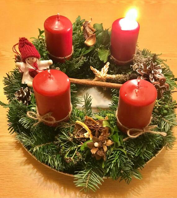 Die Goldhaubengruppe St. Georgen/Walde bindet Adventkränze für soziale Zwecke. Das schon 30 Jahre. 
 | Foto: privat