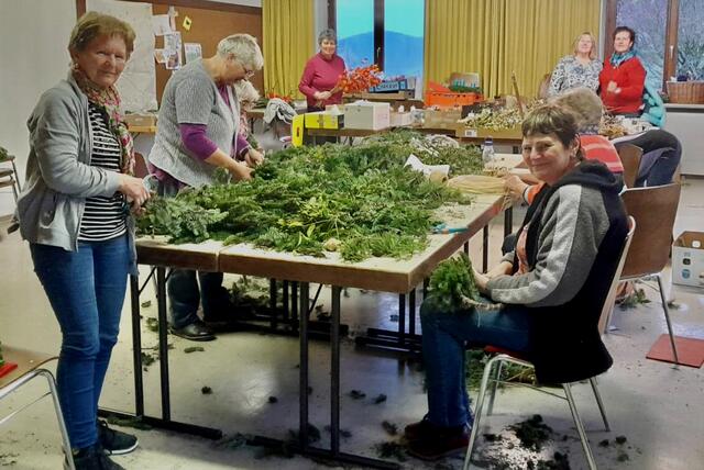 Die Goldhaubengruppe St. Georgen/Walde bindet Adventkränze für soziale Zwecke. Das schon 30 Jahre. 
 | Foto: privat