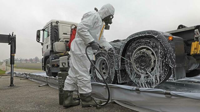 18 Soldaten desinfizieren Fahrzeuge für sicheren Abtransport verendeter Tiere. | Foto: Bundesheer/ Albin Fuß