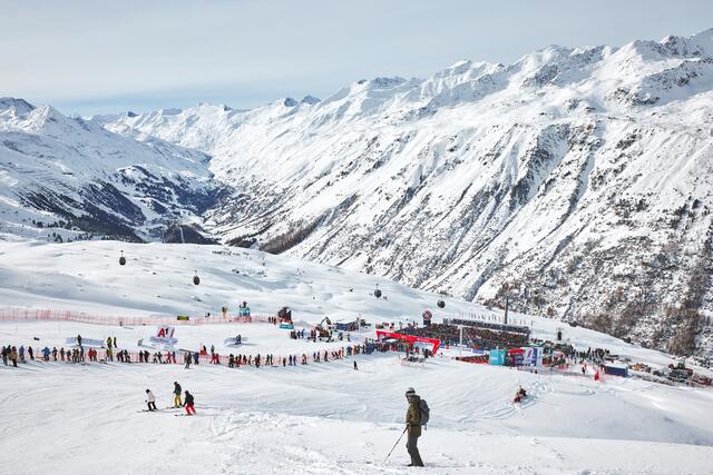 Von der Kirchenkar-Piste aus zeigt sich ein herrliches Panorama der Ötztaler Bergwelt. | Foto: Ötztal Tourismus/Christoph Nösig
