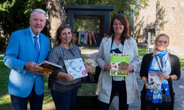 Bürgermeister Klaus Schneeberger, Gemeinderätin Gerlinde Buchinger, Marion Götz und Rebecca Ullmer (beide Bibliothek im Zentrum). | Foto: Stadt Wiener Neustadt/Maurer