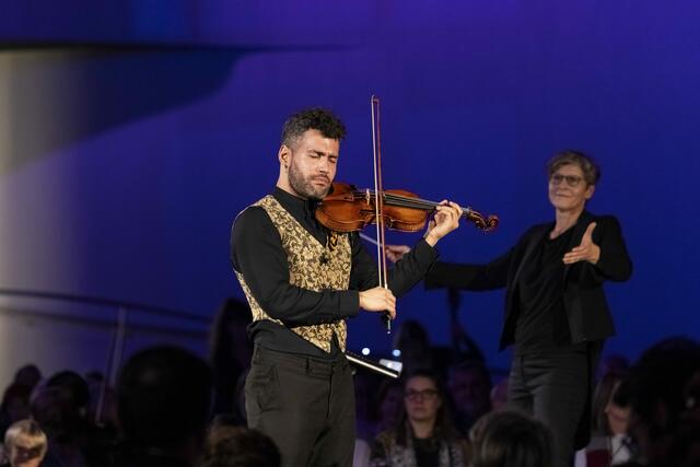 Als Solist des Abends im Lehrbauhof Salzburg brillierte der brasilianische Geiger Hanan Santos. Rechts hinten: Dirigentin Elisabeth Fuchs. | Foto: Erika Mayer