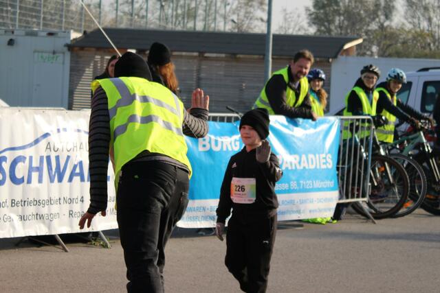 Sportliches Beisammensein: Konstantin wird im Ziellauf von Veranstalter Patrick Oberroither gratuliert.  | Foto: Sophie Mantler