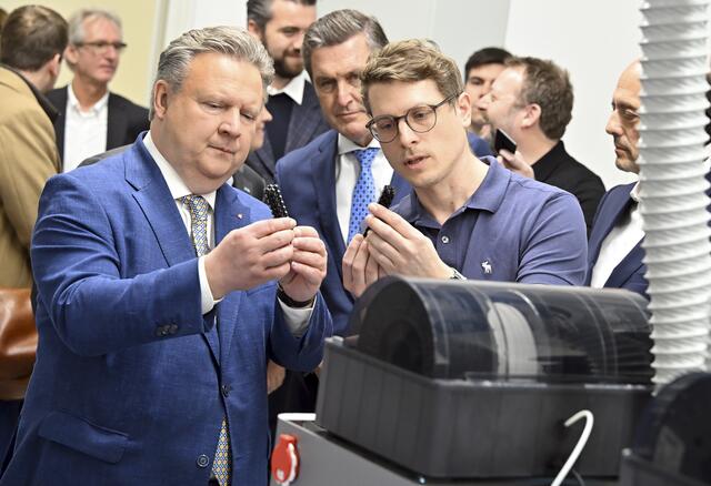 Bürgermeister Michael Ludwig (SPÖ, l.) und Wirtschaftstadtrat Peter Hanke (zweite Reihe, SPÖ) bei einem Besuch des High Tech Campus Vienna | Foto: Stadt Wien / Christian Jobst