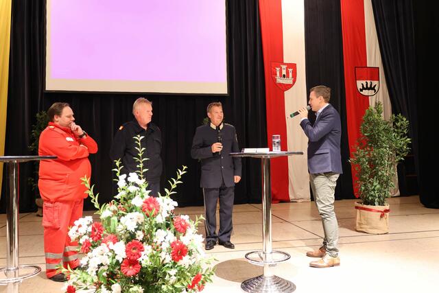 Landesrettungsrat Thomas Wordie, Abschnittsfeuerwehrkommandant Josef Angelmayer und Chefinspektor Michael Scharf im Gespräch mit Bürgermeister Christoph Kaufmann, sie gaben beim Dankesfest aus Sicht von Rotem Kreuz, Feuerwehr und Polizei Einblicke in das Erlebte | Foto: Stadtgemeinde Klosterneuburg/Lutz