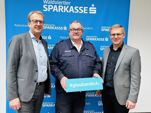 Vorstandsdirektor Peter Hochleitner, Zwettls Bezirksfeuerwehrkommandant Ewald
Edelmaier und Vorstandsvorsitzender Johannes Scheidl (v.l.) | Foto: Waldviertler Sparkasse