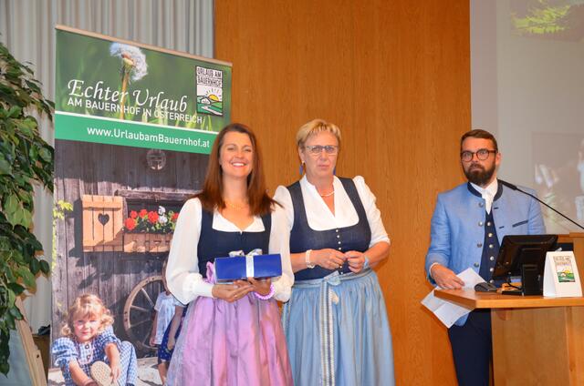 St. Johanns Ortsbäuerin Conny Rohrmoser (li.) freut sich über ihren Tombola-Gewinn.  | Foto: Maria Astner-Meißnitzer