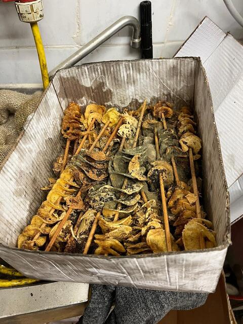 Die aufgefundenen Ringelchips wiesen Schimmelpilzbefall auf. | Foto: Gruppe Sofortmaßnahmen