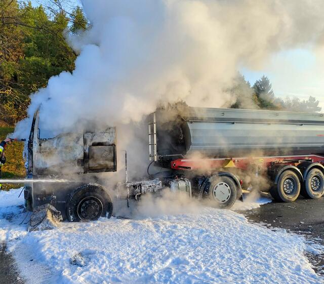 Die Feuerwehren Bernstein, Holzschlag und Rettenbach brachten den Lkw-Brand rasch unter Kontrolle.  | Foto: FF Bernstein und Holzschlag