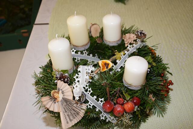 Die Frauen der Goldhauben-Gruppe St. Georgen am Walde sind schon 30 Jahre weithin bekannt für ihre schönen Adventkränze und Türkränze, die sie binden.  | Foto: Robert Zinterhof