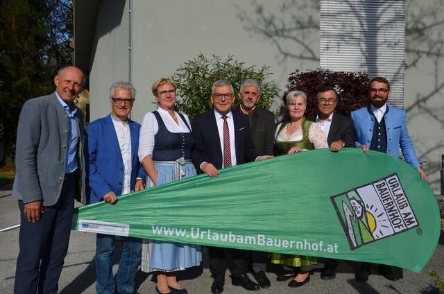 Ehrengäste bei der Uab- Jahreshauptversammlung 2024 im Heffterhof in Salzburg: SLT-GF Leo Bauernberger, UaB-Bundes-GF Hans Embacher, Obfrau Augustine Lienbacher, LR Josef Schwaiger, BBK-Obmann Klaus Vizthum, Landesbäuerin Claudia Entleitner, Nikolaus Lienbacher und UaB-GF Hannes Handlechner (v.li.). | Foto: Maria Astner-Meißnitzer