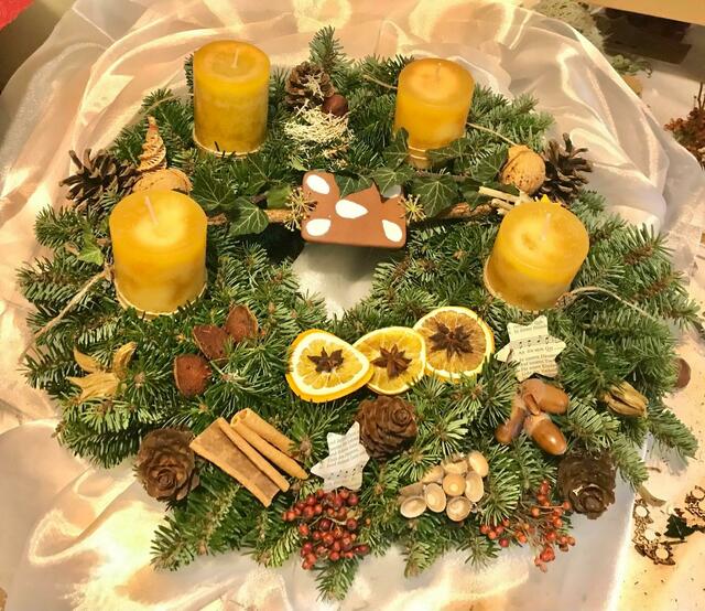 Die Goldhaubengruppe St. Georgen/Walde bindet Adventkränze für soziale Zwecke. Das schon 30 Jahre. 
 | Foto: Robert Zinterhof