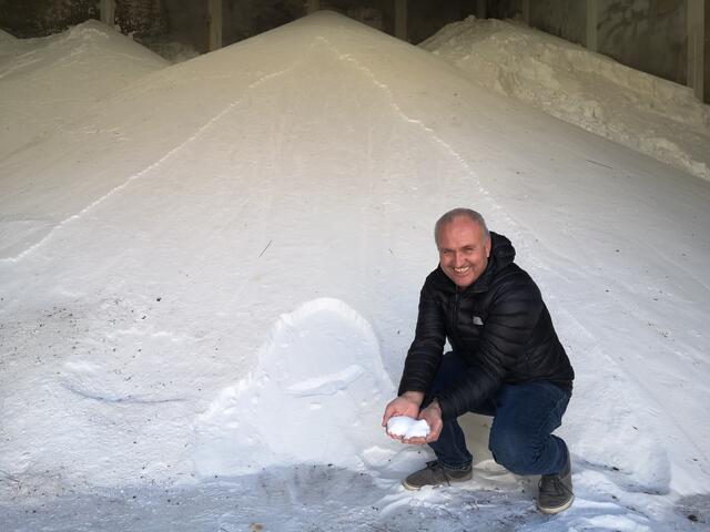 Straßenmeister Martin Hiemetzberger vor dem Berg aus Salz. | Foto: Daniel Schmidt