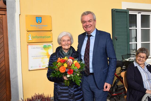 Glückwunsch an  eine äußerst überraschte  Jubilarin - Frau Hilde Wiesflecker feierte einen hohen Geburtstag  | Foto: Josef Strohmeier