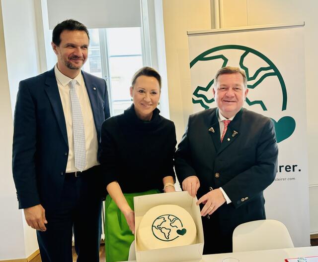 Stark, stärker, steirisch: Markus Tomaschitz, Nicole Prutsch und Landesrat Werner Amon präsentierten den Verein Weltsteirer, der sich der Vernetzung von Steirerinnen und Steirern in der ganzen Welt widmet. | Foto: MeinBezirk
