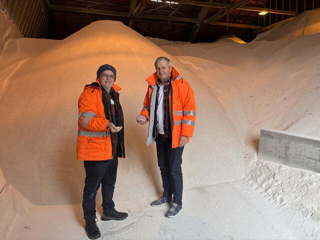 Werner Pribil (Fachbereichsleiter Erhaltung) und Josef Nimmervoll zeigen die voll gefüllten Salzlager. | Foto: Alexandra Goll