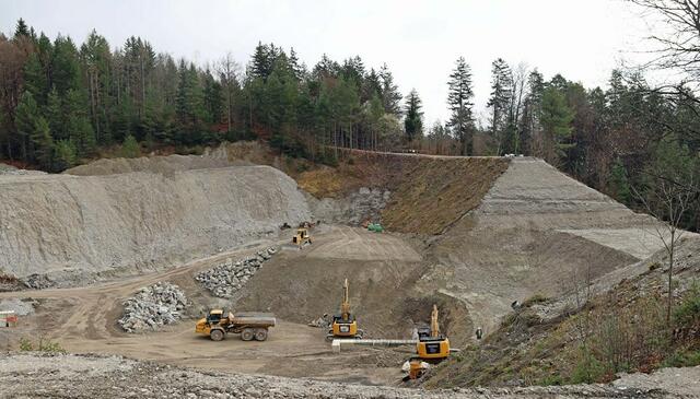 März 2023: 
Im Rahmen des aktuellen Projektes wird die Standsicherheit und Schutzfunktionalität des mehr als 30 Jahre alten Lawinenauffangdamms erhöht. | Foto: F. Bär