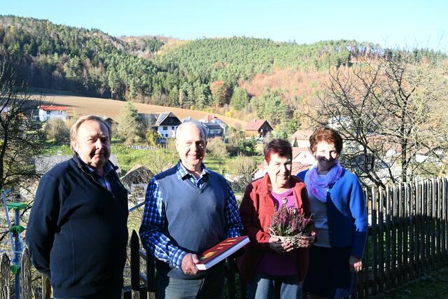 Von Seiten der Gemeinde wurden herzliche Glückwünsche überbracht.
v.li.n.re.: Ernst Bretterbauer (Ortsvorsteher), Erich &amp; Elfriede Lang, Bgm. Ludmilla Etzenberger | Foto: Stadtgemeinde Gföhl