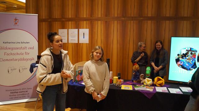 Die Schüler:innen der BAfEP erklärten ihre Ausbildungsangebote.  | Foto: Johanna Tamerl
