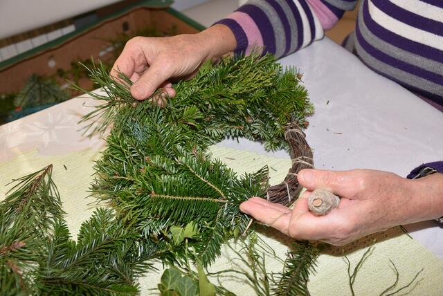 Goldhaubengruppe St. Georgen am Walde.  Die Reifen werden aus Birkenreisig geformt. Einzeln legen die Frauen die grünen duftenden Zweige rund um den Reifen... | Foto: Robert Zinterhof