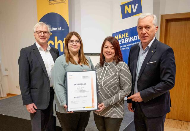 Die Urkunde entgegen genommen haben für die Stadtgemeinde Stephanie Fellhofer und Birgit Trautendorfer, im Bild mit Kultur.Region.Niederösterreich-Geschäftsführer Martin Lammerhuber (rechts) und Lehrgangsleiter Wolfgang Gramann (links) | Foto: Erich Marschik