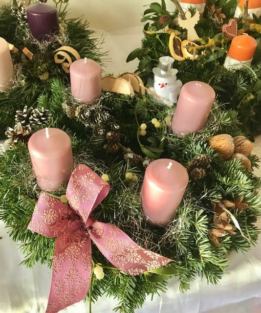 Die Goldhaubengruppe St. Georgen/Walde bindet Adventkränze für soziale Zwecke. Das schon 30 Jahre. 
 | Foto: privat