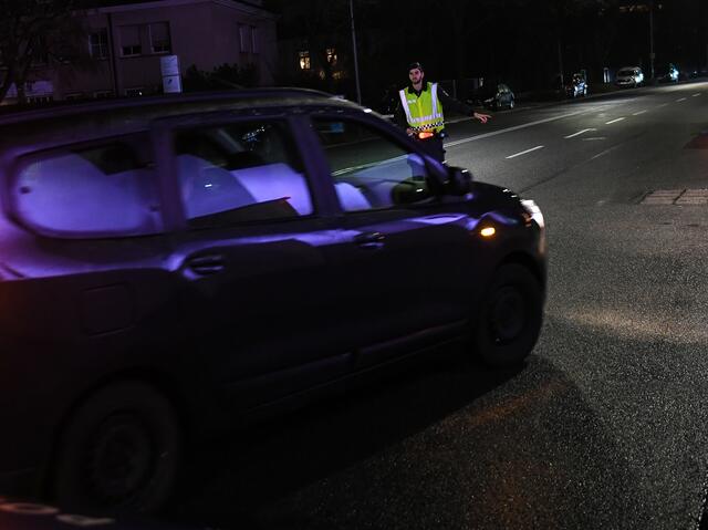 Der Lenker gab an, nicht angehalten zu haben, weil er keinen Führerschein besitze und betrunken sei. Während der Fahrt durch die Stadt kam es durch den PKw Lenker zu mehreren gefährlichen Situationen mit anderen Verkehrsteilnehmern und mehreren Verkehrsübertretungen. | Foto: Zeitungsfoto.at / Symbolbild