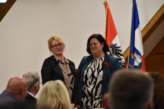 Christa Majnek wurde zur neuen Stadträtin gewählt, mit Bürgermeistin Sabrina Divoky. | Foto: Preineder