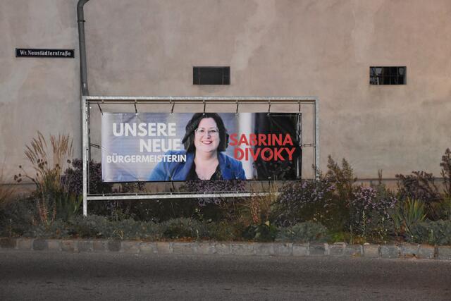 Die neuen Transparente hängen bereits kurz nach der Wahl. | Foto: Preineder