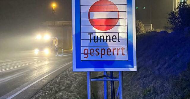 Trotz der Tunnelsperre ignorierten Autofahrer das Fahrverbot und fuhren in den Tunnel ein. | Foto: Freiwillige Feuerwehr Straßwalchen