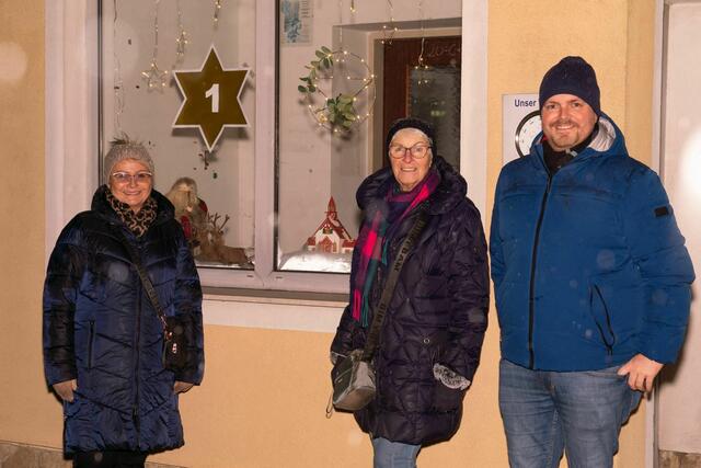 Elfrieda Buchberger, Ingeborg Bauer und Altlengbacher Amtsleiter Christian Schmölz bei der Eröffnung des ersten Türchens 2023. | Foto: NÖ Senioren Altlengbach