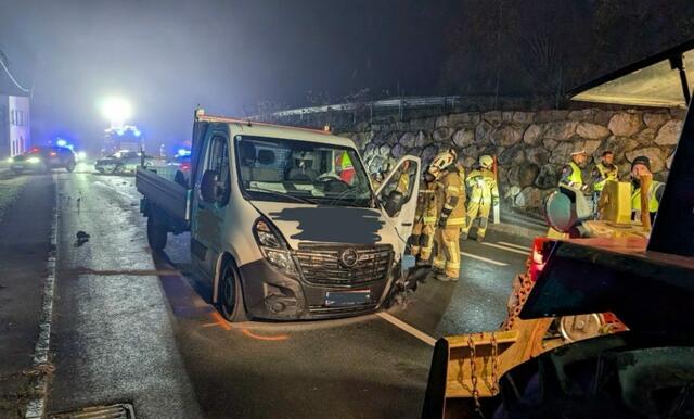 Beide Unfalllenker mussten mit Verletzungen unbestimmten Grades ins Unfallkrankenhaus Salzburg gebracht werden.  | Foto: Freiwillige Feuerwehr Henndorf