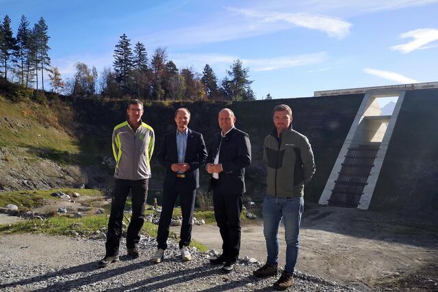 Landeshauptmann-Stellvertreter Josef Geisler (2. v. r.), Bürgermeister Johannes Anzengruber (2. v. l.), Gebhard Walter (l., Sektionsleiter der Wildbach- und Lawinenverbauung) sowie Matthias Stang (Amt für Wald und Natur) vor der sanierten Lawinenverbauung. | Foto: © A. Salzburger/Büro Bürgermeister