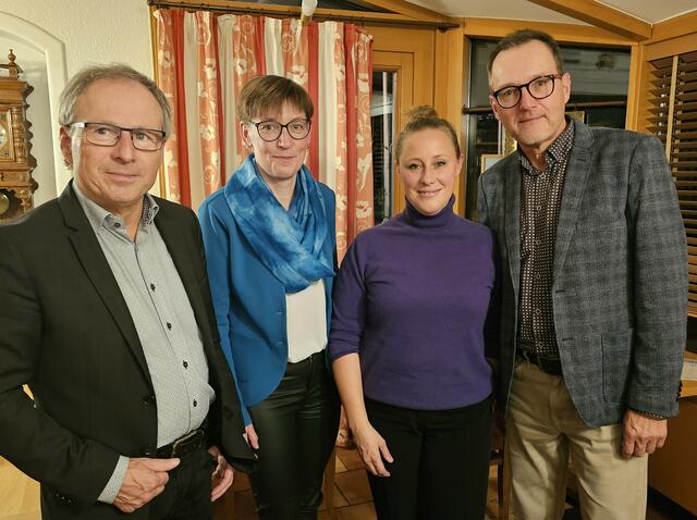 Bezirksparteiobmann Wolfgang Klinger, die beiden Stellvertreterinnen Maria Bell und Sophie Bulgarini, Ortsparteiobmann Christian Kliemstein. | Foto: FPÖ GR/EF