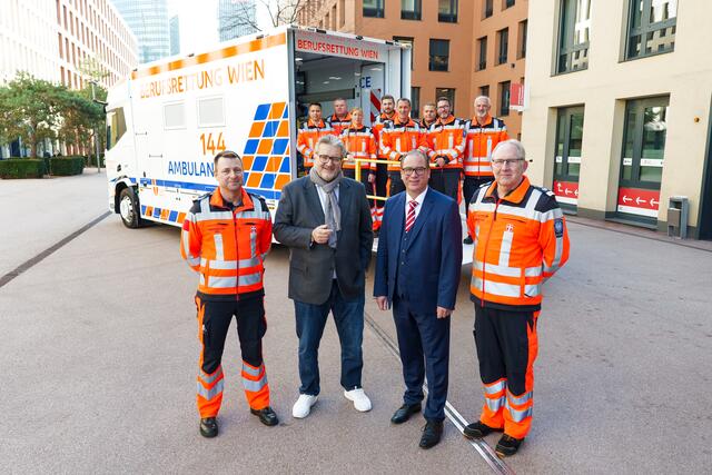 Präsentiert wurde der neue BIT-Transporter von Gesundheitsstadtrat Peter Hacker (SPÖ, 2. v. l.) und dem Leiter der Berufsrettung Wien, Rainer Gottwald (2. v. r.). | Foto: Maximilian Spitzauer/MeinBezirk