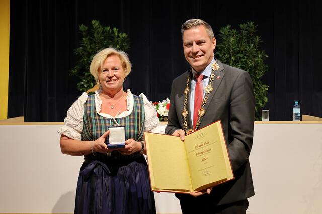 Claudia Vaca mit dem Bürgermeister. | Foto: Stadtgemeinde Klosterneuburg/Lutz