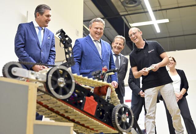 Wirtschaftstadtrat Peter Hanke (l.) überzeugte sich im Zuge der Ankündigung zusammen mit Bürgermeister Michael Ludwig (Mitte, beide SPÖ) von den Leistungen der FHs. | Foto: Stadt Wien / Christian Jobst