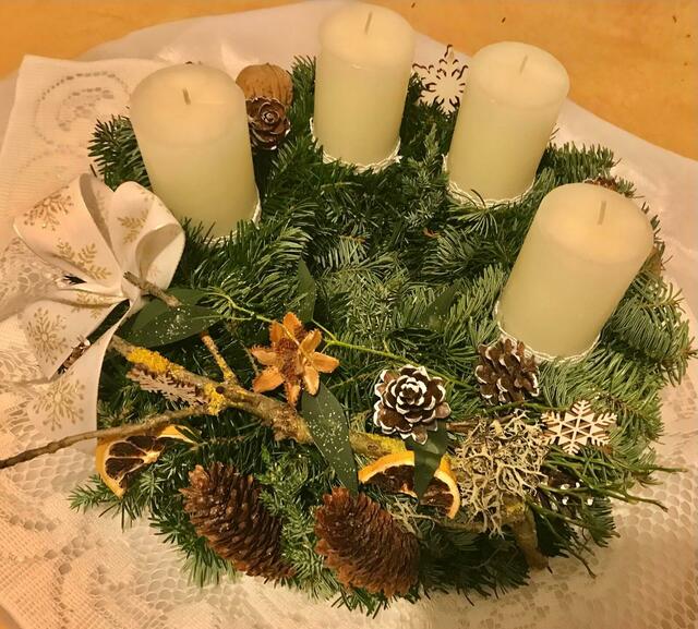 Die Goldhaubengruppe St. Georgen/Walde bindet Adventkränze für soziale Zwecke. Das schon 30 Jahre. 
