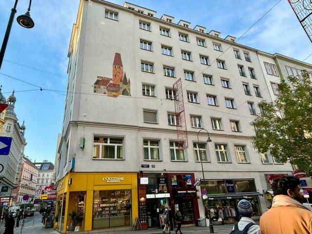 Genaue Informationen, wo sich dieser befindet, möchte man aus ermittlungstaktischen Gründen nicht herausgeben. Laut Fotos von "Heute.at" dürfte es sich jedoch um ein Eckhaus in unmittelbarer Umgebung der Rotenturmstraße handeln. | Foto: MeinBezirk Wien
