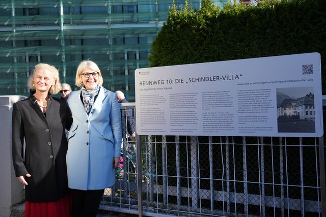 Die neue Tafel enthält sachliche Informationen auf Deutsch und Englisch. | Foto: Julia Perktold